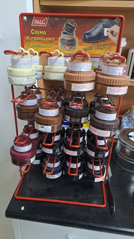 Cremes de sapatos à venda no Atelier Fiães em Faro